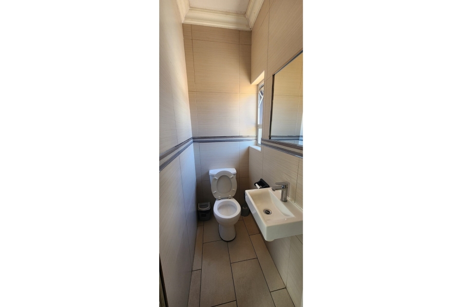 8 Bedroom Property for Sale in De La Haye Western Cape